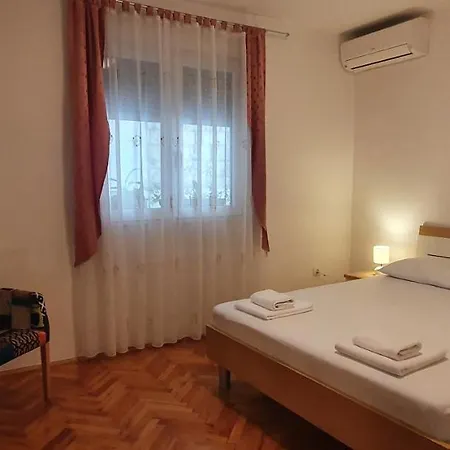 Daire Anja Lux, Split