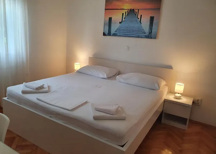 Anja Lux, Split