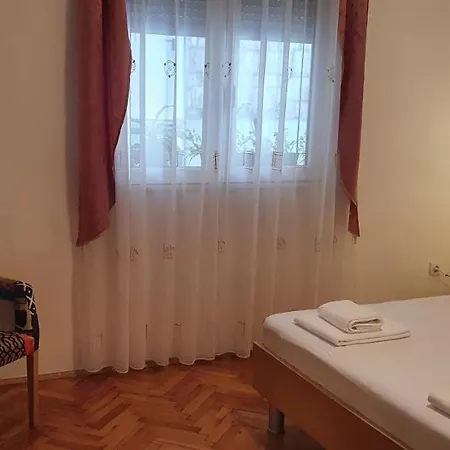 Anja Lux, Apartment