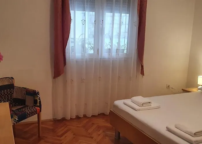 Anja Lux, Apartament