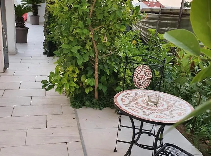 Anja Lux, Apartament Split