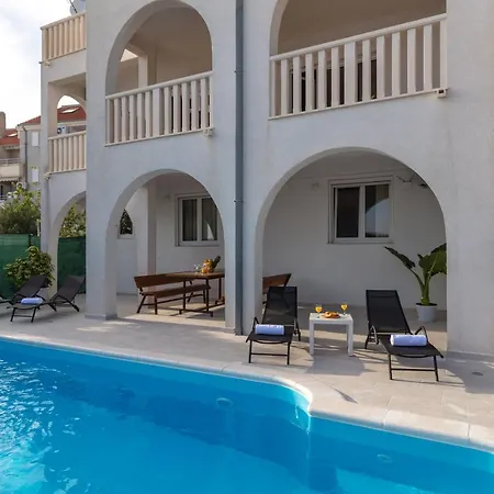 Anja Lux, Appartement *