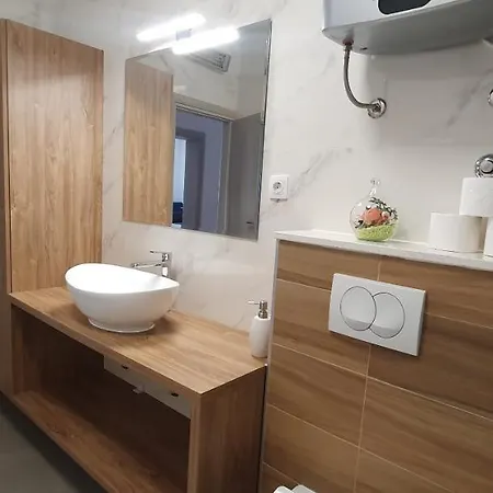 Anja Lux, Apartman