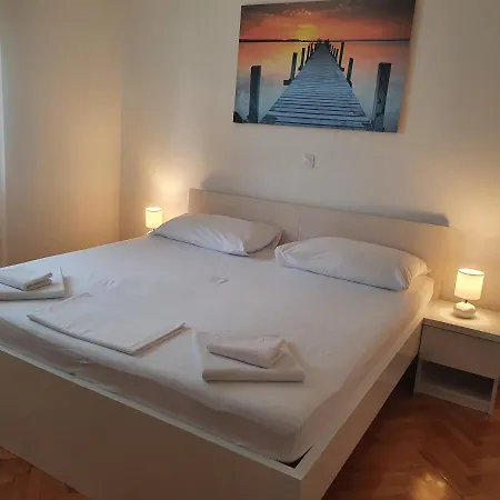 Anja Lux, Split