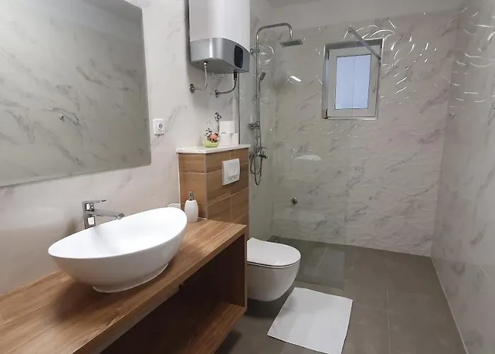 Anja Lux, * 스플리트