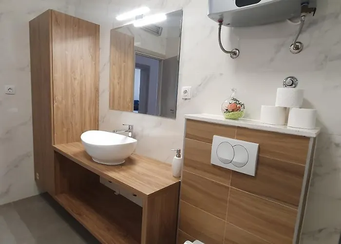 Anja Lux, Appartement